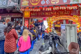 Giá vàng tăng cao nhưng người dân vẫn xếp hàng dài mua vàng. Ảnh minh họa.