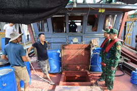 Cán bộ, chiến sĩ Bộ đội Biên phòng thông báo, hướng dẫn tàu thuyền, ngư dân tránh trú bão. (Ảnh: CTTĐT Quảng Ninh)