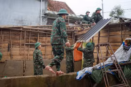 Bộ đội sửa nhà cho người dân vùng lũ ở Huế.