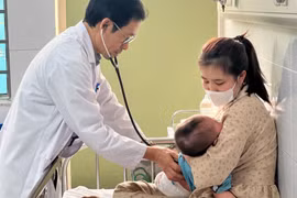 Trẻ dưới 12 tháng tuổi, phụ nữ có thai mắc sởi có nguy cơ biến chứng nặng