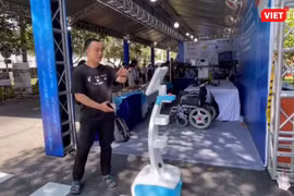 Sinh viên Việt Nam chế tạo Robot điểm danh, dẫn đường