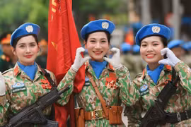 Nữ trung úy diễu binh "gây sốt" với vẻ đẹp rạng ngời: Bố là động lực để thực hiện tốt nhiệm vụ