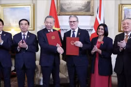 Tổng Bí thư Tô Lâm và Thủ tướng Liên hiệp Vương quốc Anh và Bắc Ireland Keir Starmer trao Tuyên bố chung về nâng cấp quan hệ Việt Nam - Anh lên Đối tác chiến lược toàn diện. Ảnh: Thống Nhất/TTXVN