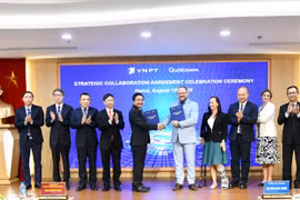 Ông Huỳnh Quang Liêm, Tổng Giám đốc VNPT và ông Cristiano Amon, Chủ tịch kiêm Tổng giám đốc Qualcomm thực hiện nghi lễ trao Thỏa thuận hợp tác chiến lược giữa hai Tập đoàn.