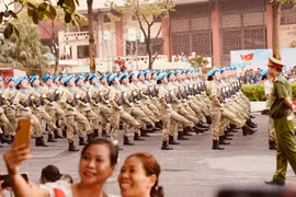 Rộn ràng phố phường, người dân hò reo chào đón các đoàn diễu binh