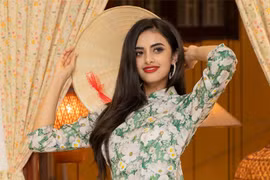 Hoa hậu Hoàn vũ Ấn Độ - Rhea Singha checkin cầu Rồng (Đà Nẵng)