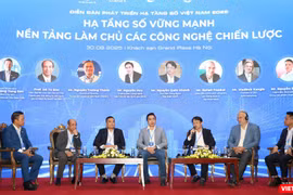 Nhân viên Viettel lắp đặt trạm thu phát 5G