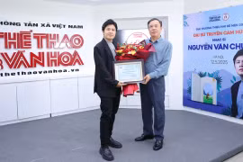 Tổng Biên tập Báo Thể thao và Văn hóa Nguyễn Thiện Thuật trao hoa và Bằng chứng nhận Đại sứ truyền cảm hứng cho Nhạc sĩ Nguyễn Văn Chung. Ảnh: BTC