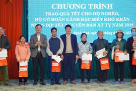 Nhà báo Nguyễn Bá Kiên, Tổng biên tập Tạp chí điện tử VietTimes trao quà Tết cho 30 hộ nghèo thuộc xã Sơn Phú, huyện Định Hóa, tỉnh Thái Nguyên. Ảnh: Đình Huy.