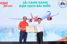 Gần 600 “chiến binh” Vietjet đồng loạt ra quân làm sạch biển Hạ Long