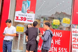 Hiện trường sập cầu Phong Châu: Nhiều người mong ngóng, tìm thân nhân gặp nạn