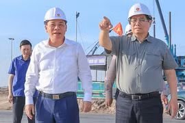 Thủ tướng Phạm Minh Chính kiểm tra tình hình triển khai dự án Trung tâm Hội chợ Triển lãm Quốc gia tại huyện Đông Anh. Ảnh: VGP/Nhật Bắc