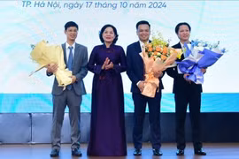 Thống đốc NHNN Việt Nam Nguyễn Thị Hồng tặng hoa chúc mừng tân Thành viên HĐQT và Tổng giám đốc VietinBank Nguyễn Trần Mạnh Trung (thứ hai từ phải sang)