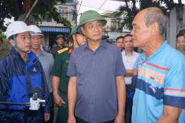 Bí thư Thành ủy Đà Nẵng Lê Ngọc Quang đi kiểm tra công tác phòng, chống bão số 12 tại khu vực “rốn lũ” đường Mẹ Suốt (phường Hòa Khánh).