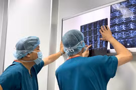 Vinmec Phú Quốc đánh dấu bước tiến lớn trong phẫu thuật cột sống nội soi ngay trên đảo
