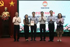 Petrovietnam trao biểu trưng hỗ trợ 3 tỷ đồng tại tỉnh Quảng Trị.