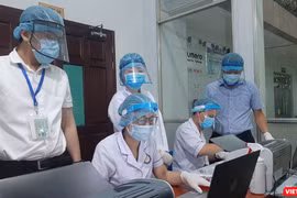 Lấy mẫu xét nghiệm tại nhà ga Sài Gòn. Ảnh: N.T