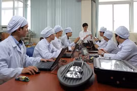 Hoạt động nghiên cứu tại Trung tâm R&D thuộc Công ty Cổ phần Bóng đèn Phích nước Rạng Đông có sự tham gia của một số nhà khoa học đến từ Đại học Bách khoa Hà Nội. Nguồn: natif.vn.