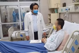 PGS.TS Nguyễn Văn Chi - Trưởng Khoa Cấp cứu A9 chúc mừng bệnh nhân đã nhanh chóng bình phục sau khi được can thiệp kỹ thuật hiện đại, tiên tiến. Ảnh: BVBM