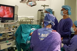 Một ca phẫu thuật nội soi với đầy đủ trang thiết bị hiện đại tại Trung tâm Phẫu thuật Tạo hình Thẩm mỹ (BV Hữu nghị Việt Đức). Ảnh: BVCC