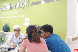 Một cặp vợ chồng đi khám tại Khoa Hiếm muộn (BV Hùng Vương)