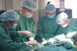 Lần đầu tiên chạy ECMO phẫu thuật sẹo khí quản cho bệnh nhân. Ảnh: BVCC