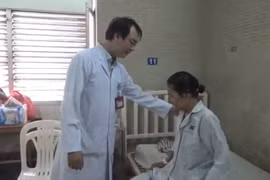 Bác sĩ hỏi thăm bệnh nhân sau phẫu thuật. Ảnh:T.H