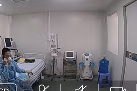1 bệnh nhân đang điều trị tại phòng cách ly áp lực âm BV Dã chiến Củ Chi (TP.HCM). Ảnh: SYT