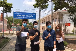 Hơn 2 tuần điều trị, 4 bệnh nhân ở BV Dã chiến Củ Chi được xuất viện. Ảnh: BVCC