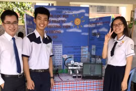 Thầy Lương Tuấn Anh cùng Nguyễn Bích Gia An và Đoàn Viết Minh trong cuộc thi nghiên cứu khoa học cấp trường. Ảnh: Khám phá