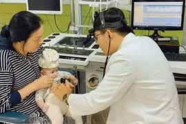 Cứu kịp thời bé gái 8 tháng tuổi nuốt phải mảnh vỡ thủy tinh sắt nhọn của ống thuốc. Ảnh: L.T