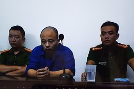 Nguyễn Xuân Đường (Đường Nhuệ) ngồi phòng riêng dự phiên tòa với tư cách người có quyền lợi, nghĩa vụ liên quan. Ảnh: Tuổi Trẻ