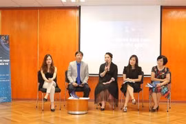 Các diễn giả trong buổi tọa đàm đầu tiên với chủ đề “Startup Việt – Gọi vốn” sáng 28/9. Từ trái qua phải: Lê Hàn Tuệ Lâm – Giám đốc Việt Nam của Quỹ Nextrans Hàn Quốc; PGS.TS Trần Văn Nam, Trưởng Khoa Luật, Đại học Kinh tế Quốc dân (đồng chủ trì); Nguyễn 