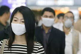 Mang 3 lớp khẩu trang y tế để ngăn ngừa nhiễm virus nCoV. Ảnh minh họa: Internet