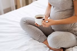 Bà bầu nên uống một lượng cà phê vừa phải để đảm bảo sức khỏe thai kỳ. Ảnh: Health