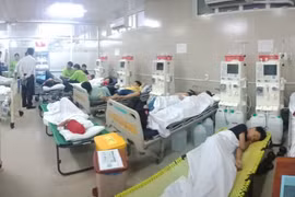 Nhiều trẻ em nhập viện sau khi ăn xôi gà. Ảnh: HL