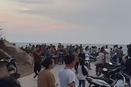 Vùng biển nơi 1 học sinh tắm rồi bị sóng cuốn mất tích. Ảnh: VOV