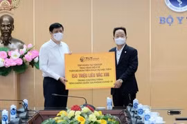 GS.TS Nguyễn Thanh Long- Bộ trưởng Bộ Y tế đã tiếp nhận tài trợ khoảng 150 triệu bơm kim tiêm. Ảnh: Trần Minh