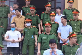 Các bị cáo trong vụ án gian lận điểm thi ở Hòa Bình. Ảnh: Pháp Luật TP.HCM
