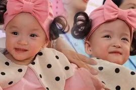Song nhi cười thật tươi trong ngày xuất viện. Ảnh: Pháp luật & Bạn đọc