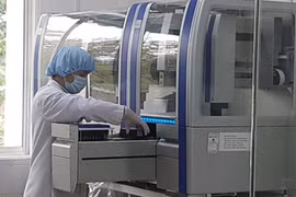Hệ thống Realtime PCR tự động xét nghiệm Covid-19 tỉnh Quảng Nam mua với giá 7,2 tỷ đồng. Ảnh: SGGP