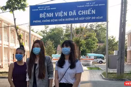Các bệnh nhân tại BV Dã chiến Củ Chi được xuất viện trong chiều 29/3. Ảnh: P.N