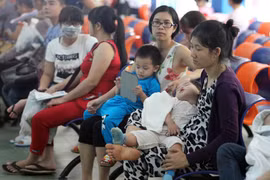 Nắng nóng kéo dài làm gia tăng lượng bệnh nhi tại các cơ sở khám chữa bệnh