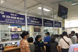 Người dân đi khám tại BV. Ảnh: VT