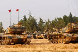 Xe tăng Thổ Nhĩ Kỳ đã tiến sang lãnh thổ Syria trong chiến dịch tấn công người Kurd
