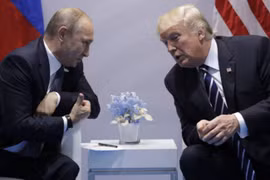 Ông Trump và ông Putin trong lần gặp gỡ đầu tiên bên lề Hội nghị thượng đỉnh G20