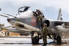 Các phi công Nga chuẩn bị cất cánh máy bay chiến đấu tại căn cứ Hmeymim ở Syria (Ảnh: Sputnik)