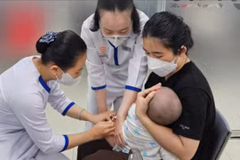 Dịch cúm gia tăng, người dân đổ xô đi tiêm phòng