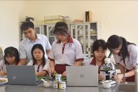 Nhóm học sinh lớp 10 đến từ THCS & THPT Đông Du (thành phố Buôn Ma Thuột) nghiên cứu thành công Dự án “Sản xuất muối đồng bào vùng Tây Nguyên - Muối Amrêč”. Ảnh: Nguyên Dung - TTXVN.