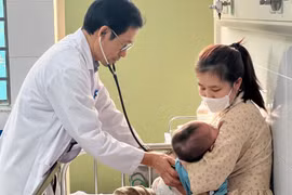 Cha mẹ "thách thức" số phận con trẻ: Không cho tiêm phòng sởi, nhiều cháu biến chứng nặng